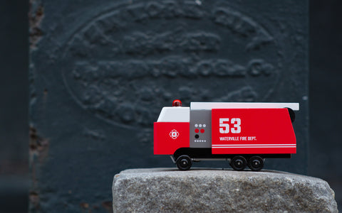 Brandbil leksak med siren på taket. Brandkåren i Waterville.