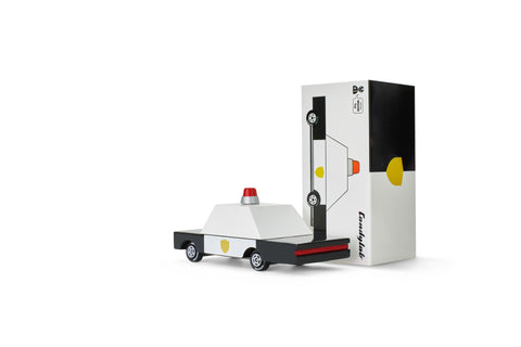 Polisbil med stående leksaksförpackning från Candylab Toys via brumbrumlek.se