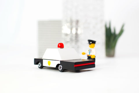 Leksakspolis med polisbil redo att rycka ut. Police Car - Candylab Toys.