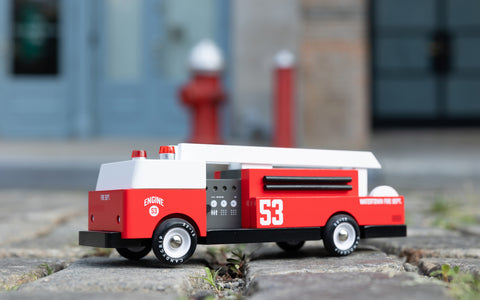 Utryckningsfordon leksaksbil i trä. Brandbilen heter Engine 53 och är från Candylab Toys.