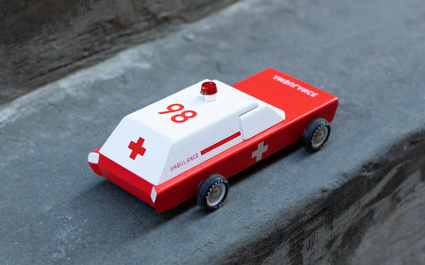 Träambulans redo att förverkliga leken - Ambulance Wagon från Candylab Toys