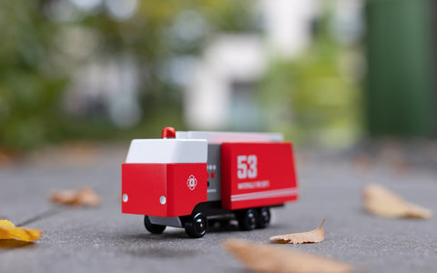 Brandkåren leker utomhus - Fire Truck Candylab Toys